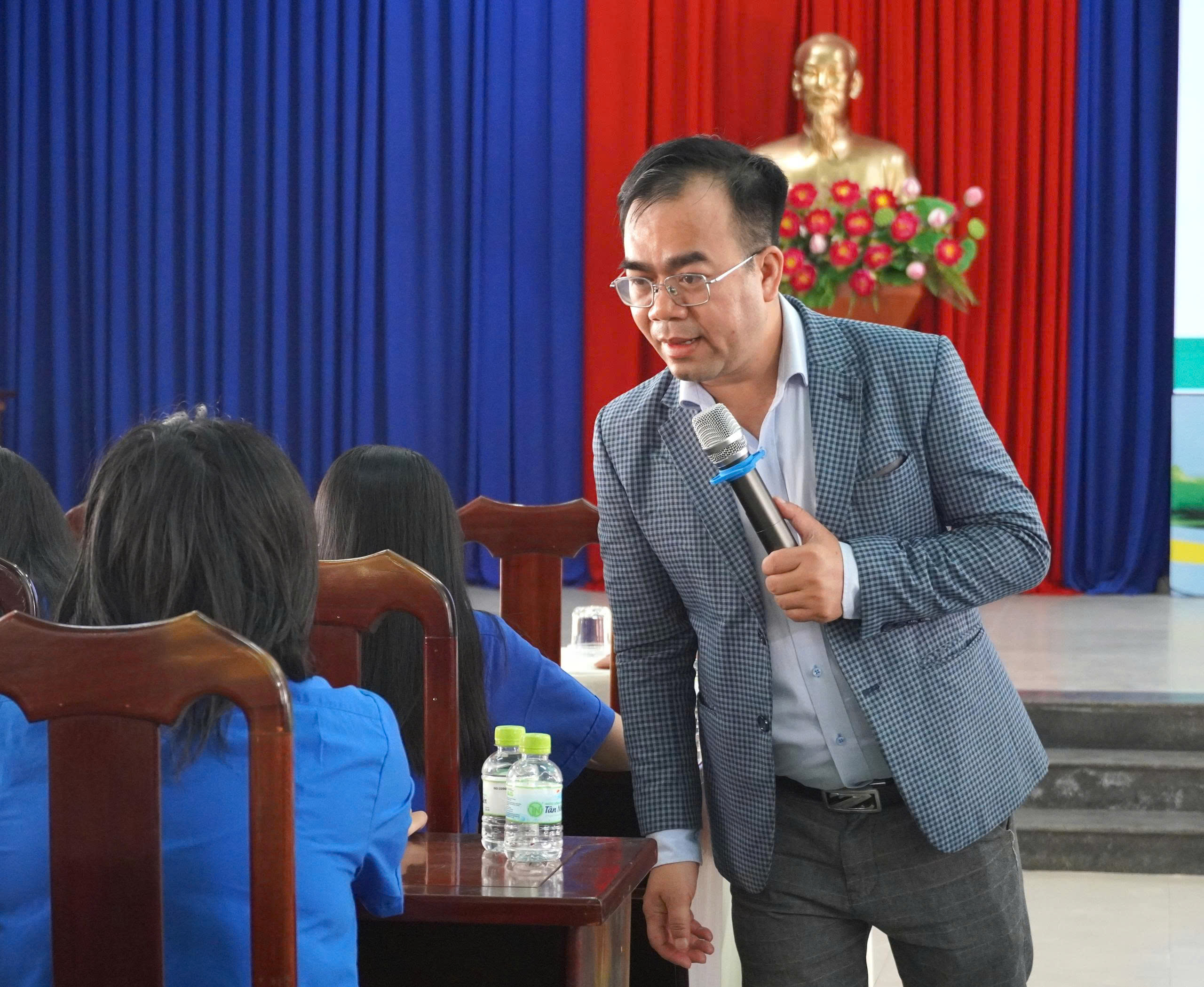 Vừa qua, Công ty TNHH AICHIKO đã phối hợp cùng UBND Phường Thanh Điền, tỉnh Tây Ninh tổ chức thành công chương trình chuyên đề mang tên "Hiểu và đồng hành cùng con – Xu hướng chọn nghề nghiệp trong thời đại 4.0". Sự kiện đã thu hút đông đảo sự quan tâm của các bậc phụ huynh và các em học sinh Trung học Phổ thông (THPT) trên địa bàn, mở ra một không gian đối thoại cởi mở về bức tranh nghề nghiệp tương lai, đặc biệt là trước sự bùng nổ của công nghệ Trí tuệ nhân tạo (AI).