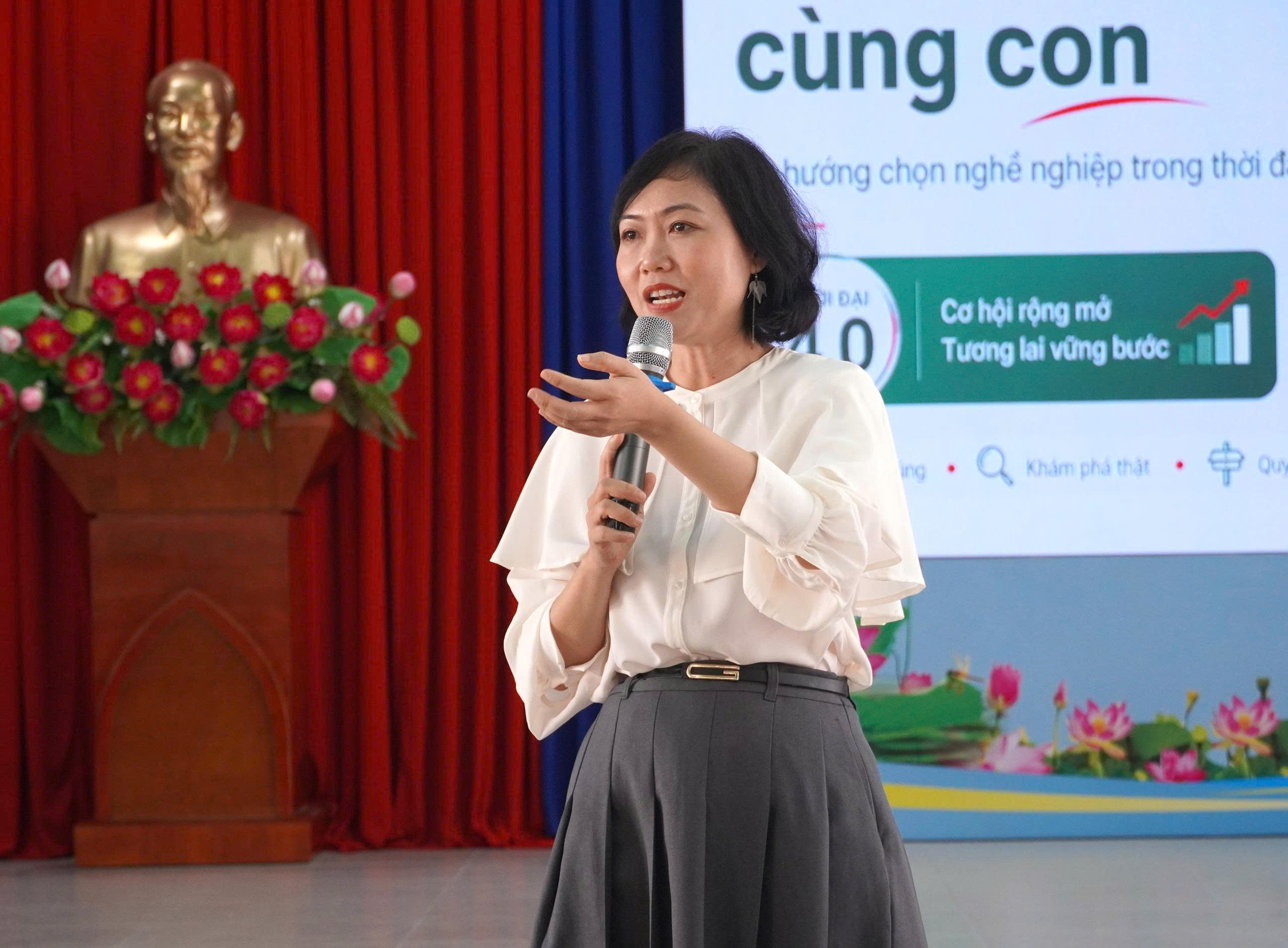 Vừa qua, Công ty TNHH AICHIKO đã phối hợp cùng UBND Phường Thanh Điền, tỉnh Tây Ninh tổ chức thành công chương trình chuyên đề mang tên "Hiểu và đồng hành cùng con – Xu hướng chọn nghề nghiệp trong thời đại 4.0". Sự kiện đã thu hút đông đảo sự quan tâm của các bậc phụ huynh và các em học sinh Trung học Phổ thông (THPT) trên địa bàn, mở ra một không gian đối thoại cởi mở về bức tranh nghề nghiệp tương lai, đặc biệt là trước sự bùng nổ của công nghệ Trí tuệ nhân tạo (AI).