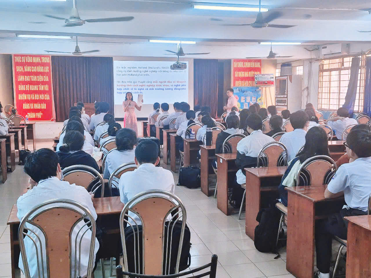 Aichiko đồng hành hướng nghiệp cùng học sinh khối 12